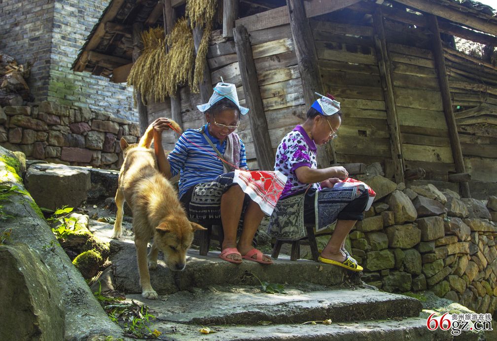 《村口绣花》 应筑君 三等奖.jpg