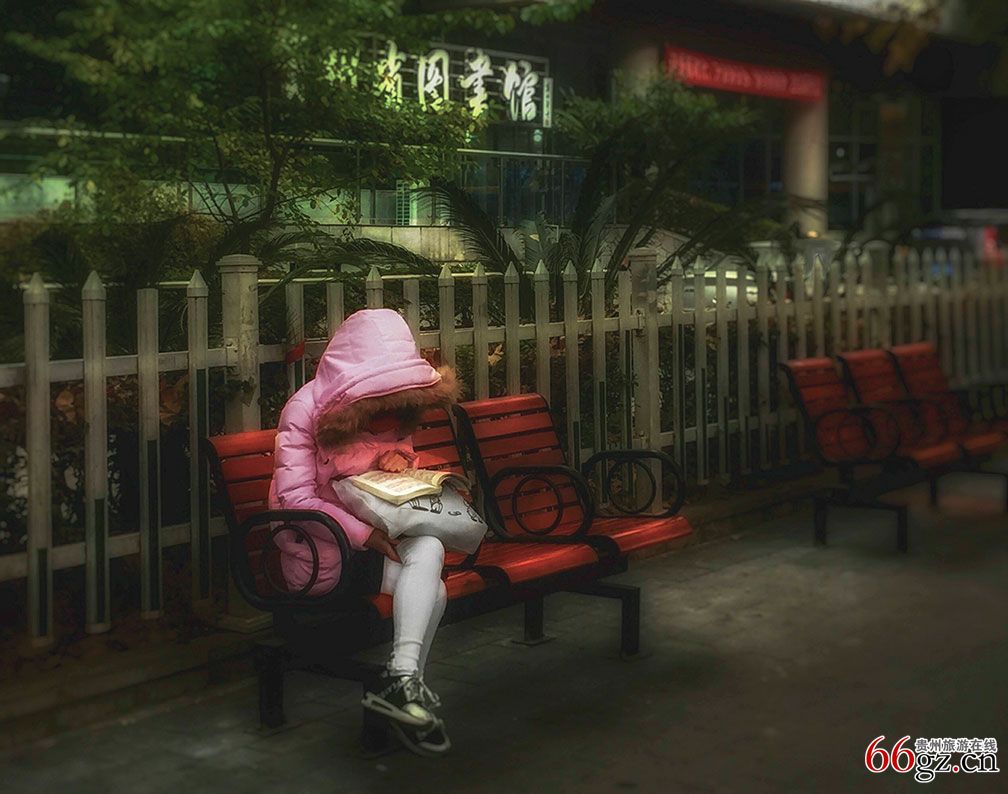 路灯下的读书女孩--于福平.jpg