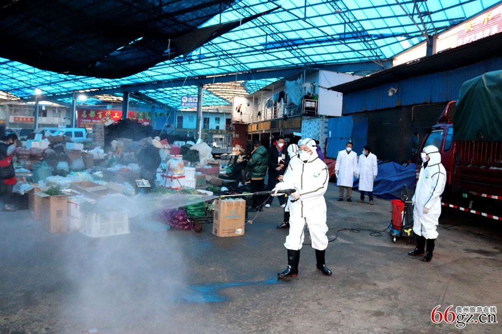 作品名称:消毒“抗”疫-作者姓名:刘军林-拍摄地点:威宁县六桥街道毛家山农贸市场-联系电话:15086302781-文字说明:2月9日,威宁自治县专业消毒杀菌人员深入毛家山综合农贸批发市场开展喷雾消毒杀菌作业,确保新冠肺炎疫情防控期间人民群众的“菜篮子”安全供应。.jpg