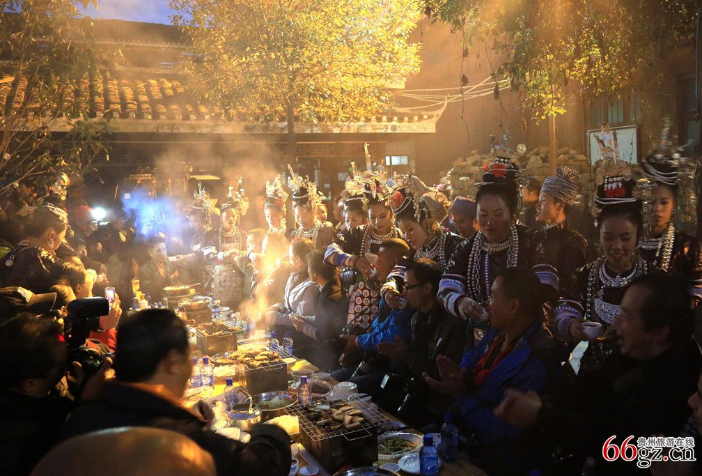 侗歌节长桌宴。黄荣荫。.JPG