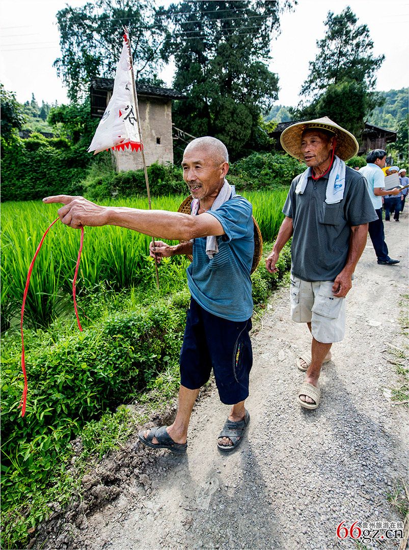 6石阡薅草锣鼓村民寨老带领村民下田.jpg