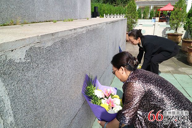 六盘水市旅发委领导向英雄纪念牌敬花王述慷摄.jpg