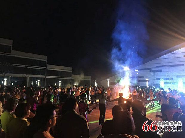 六枝特区浪哨缘房车营地举办箐火晚会.jpg