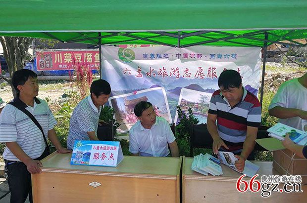 3六枝特区设在六六高速岩脚服务区导服人员在准备宜传资料----林群英摄.jpg