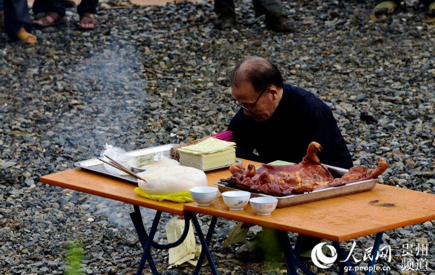 2015年6月1日,贵州省从江县在宰便镇举办首届香猪趣味运动会。图为:举行祭祀仪式。