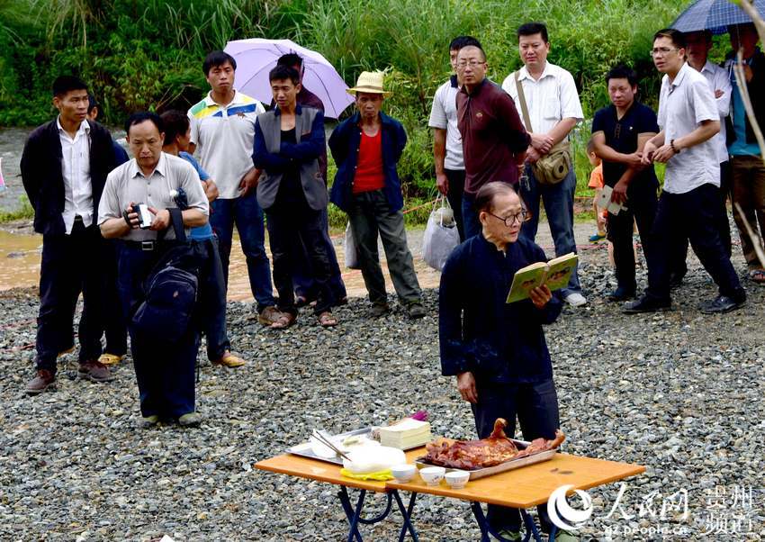2015年6月1日,贵州省从江县在宰便镇举办首届香猪趣味运动会。图为:举行祭祀仪式。