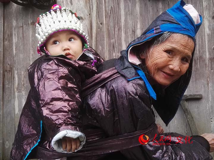 从江县占里侗寨的留守祖孙(记者 郝迎灿 摄)
