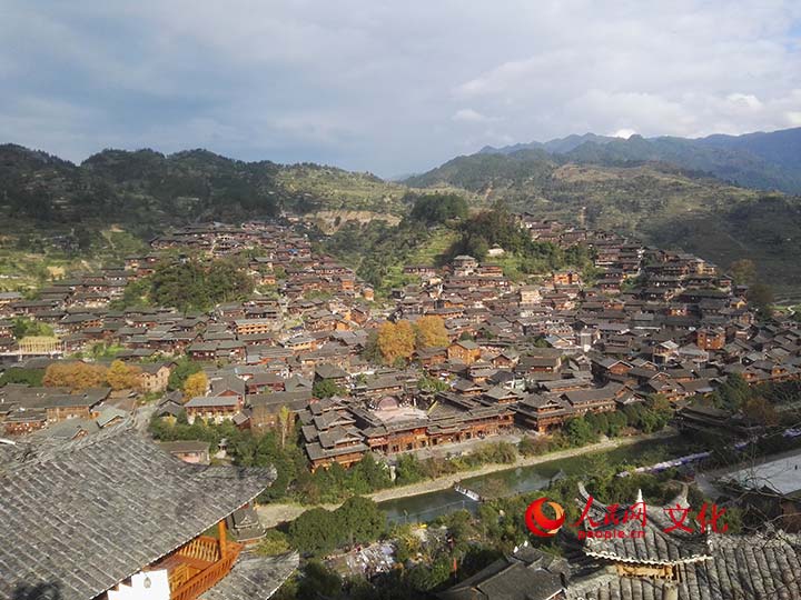 雷山县西江千户苗寨一景(记者 郝迎灿 摄)