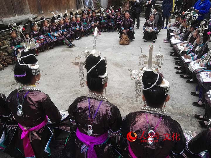 从江县占里侗寨的歌师在教孩子唱侗族大歌(记者 郝迎灿 摄)