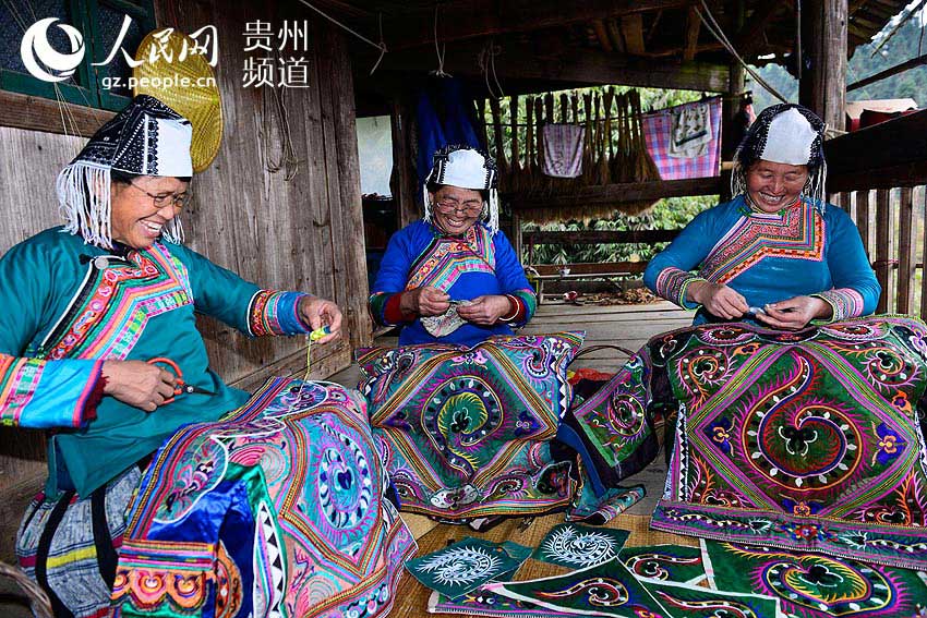 1月29日，平江乡滚仲村苗族妇女在绣制过年穿着的“百鸟衣”。王炳真 摄