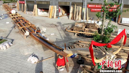 图为“中华苗族第一龙”贵州施秉苗族独木龙舟的全貌。 奉力 摄