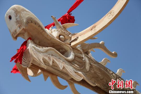 图为“中华苗族第一龙”贵州施秉苗族独木龙舟的“龙头”雏形。 奉力 摄