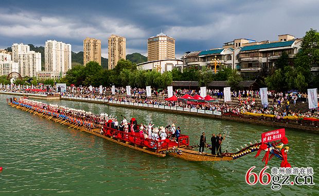 世界最长独木龙舟.jpg