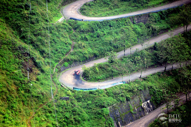 24道拐汽车爬坡赛一角(陈亚林摄影).jpg
