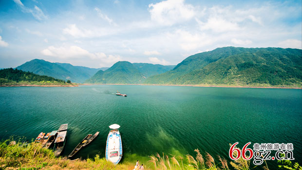 广阔的三板溪湖.jpg