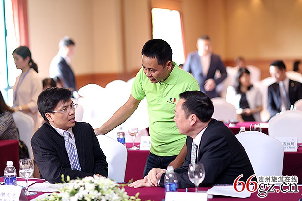 越南国家旅游局市场开发司丁玉德司长与中国贵州省旅游发展委员会李三旗主任亲切交流.jpg