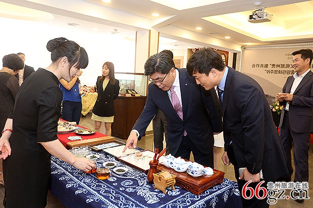 会前,中韩贵宾体验贵州茶文化.jpg