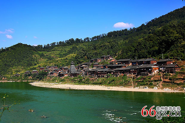 都柳江上的明珠-巨洞新貌(敖家辉摄).jpg