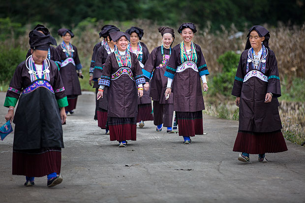 盛装的村民走在修葺一新的村道上 摄影:邱太建.jpg