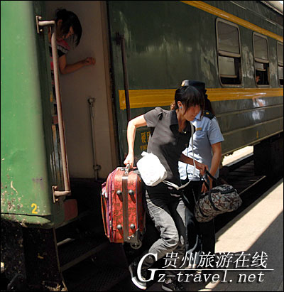 贵州省旅游局全额资助四川地震灾区20名学生