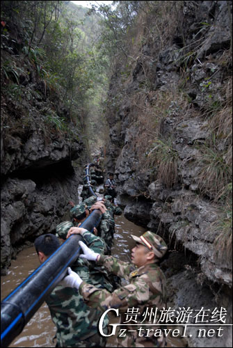 援建官兵冰河中抬输水管