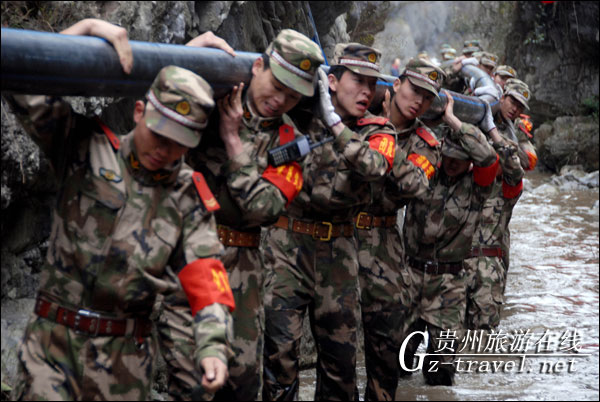 援建官兵冰河中抬输水管