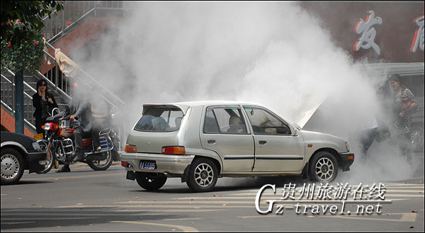 小轿车在省委大门前突冒浓烟