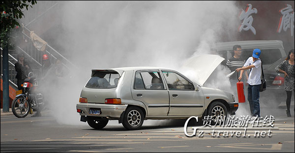小轿车在省委大门前突冒浓烟