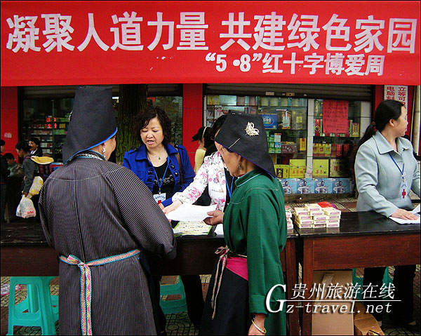 “红十字日”宣传赶乡场