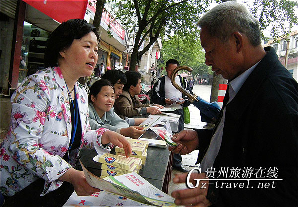 “红十字日”宣传赶乡场