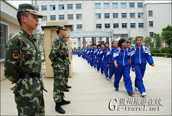 פ��կ���侯�ٱ����سǵڶ���ѧУ�ſ���װִ��