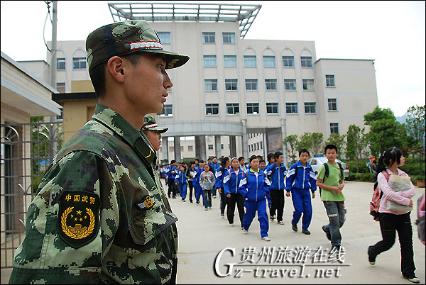 פ��կ���侯�ٱ����سǵڶ���ѧУ�ſ���װִ��