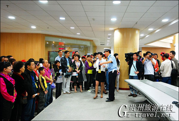 200余私家车主与志愿者畅游新建路