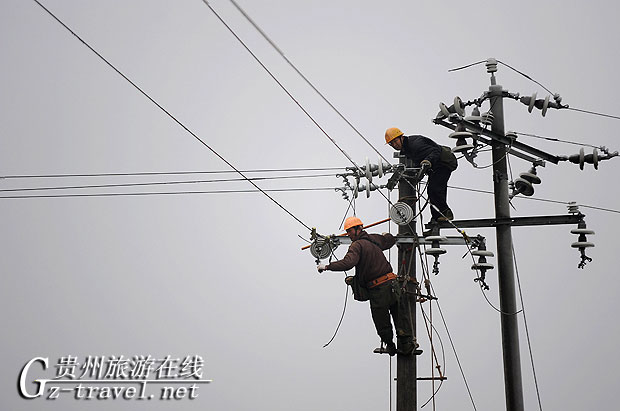贵州丹寨:供电职工紧急抢修保通畅