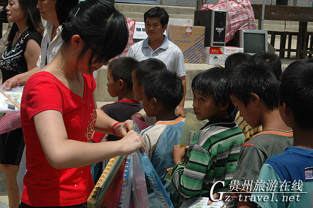 贵阳白云二中心系望谟灾区学生