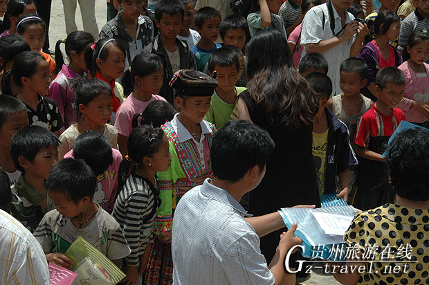 贵阳白云二中心系望谟灾区学生