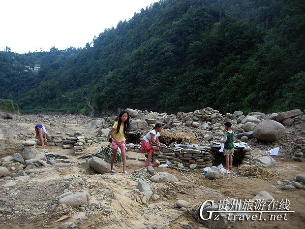 贵阳白云二中心系望谟灾区学生