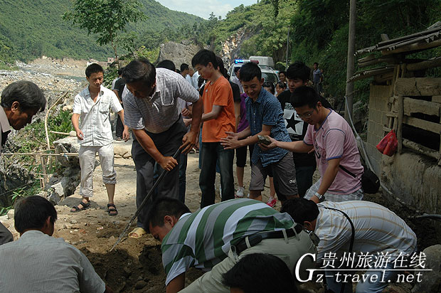 贵阳白云二中心系望谟灾区学生